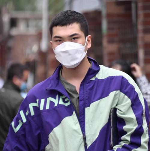 飛馳人生 沈陽20歲外賣小哥騎送餐車參加高考